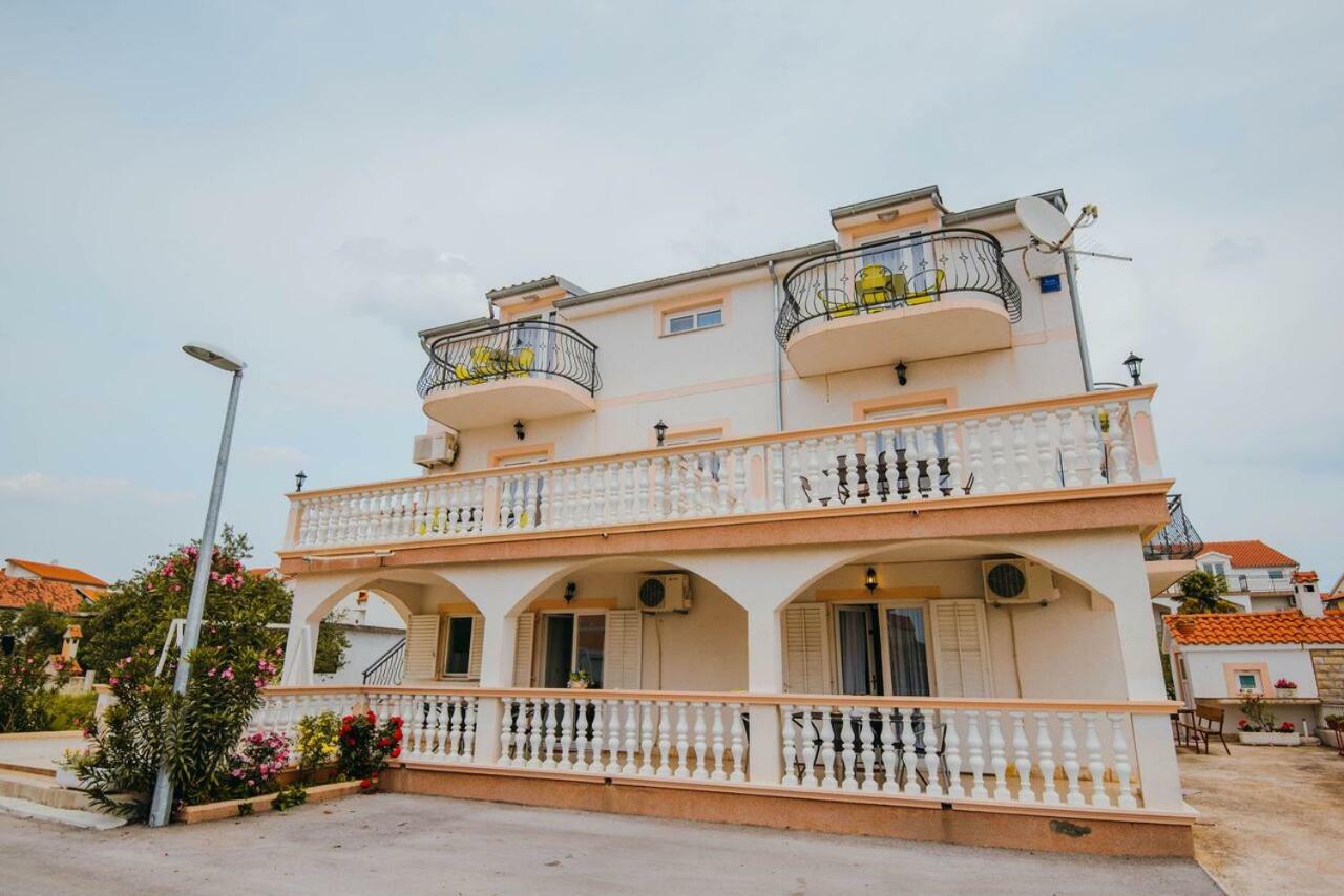 Apartmani Tamaris Vodice Exteriör bild